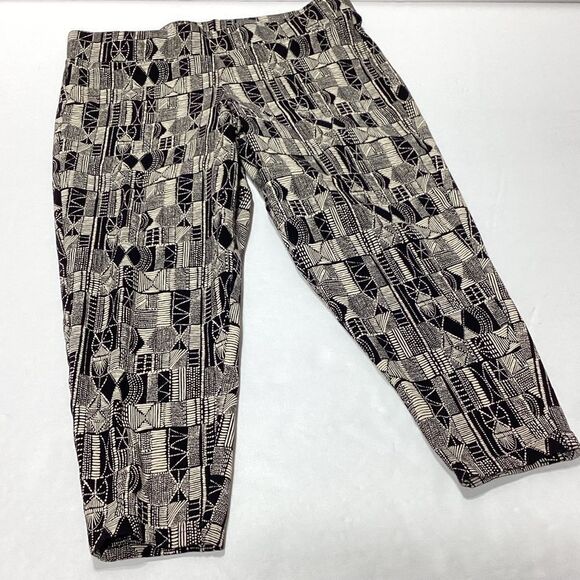 Torrid Capri Pull On Pants Geometric Pattern - Black and Beige Leggings Torrid 1 - Picture 1 of 13